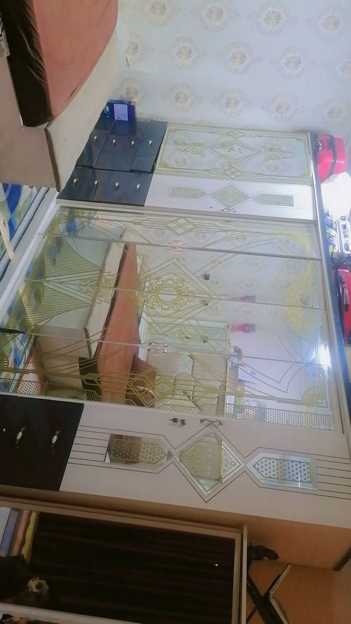 غرفه تركيا نوع ضخم جدا. 7 قطع  كنتور 6 بواب  +ملحق   جدا نظيفه 
بسعر. مناسب  لاستفسار تصال رقم 
***********
