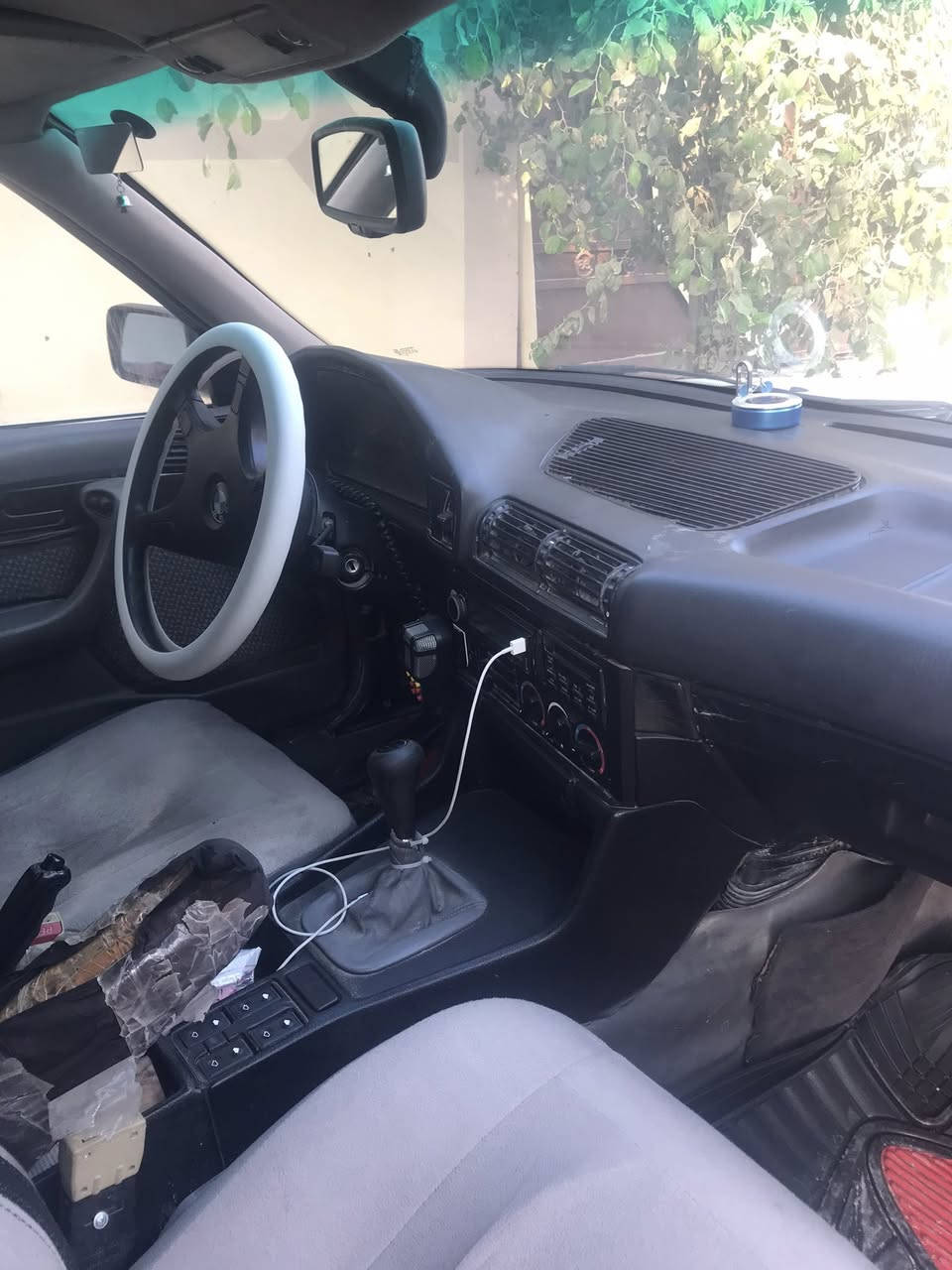 سلام عليكم بي ام ٥٢٠ بيع او مراوس حسب القناعه كلشي ما عايزه گير عادي  رايدها 48$ مكاني نجف ***********
