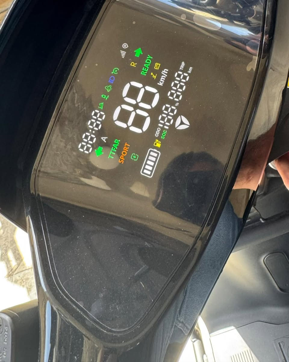 ألســلامُ عَلَــــيكُم يابه ابو  العبد للبيع سعرهه معروف  ياديا و ضمان ياديا ميحتاج  نسولف بي 
الوصل موجود قبل اسبوع تقريبا اخذتهه من الشركه  الرئيسيه 
مواصفاتهه الدراجه  تكدر  تسوقهه بس  من خلال التلفون او  من خلال  البصمه او اخر خيار  سويج 
تمشيك ٧٠ كيلو تقريبا  الى ٦٥  حقيقي  
سرعه ٦٠ 
قفل ذاتي 
قفل سرعه 
بيهه ميزة الرجوع  للخلف 
من تربطهه  عالتلفون  بيهه هواي  تحكمات 
بصمه ضوء مستشعر موضح بالفيديو 
ضمان سنتين  عالبطاريه و العقل يعني راسك بارد 
ناعمه و سياقتهه  حلوه كلش  والسايق من هاي  الشركه يفهم قصدي 
شباب وصلهه موجود  ماخذهه  بمليون و  ٢٣٠  الف  و هسه  احتاجيت 
انطونه سعر بالمعقول بس  خلو بالكم  لا تكسرون  بحلال  العالم 
سمعونهً الصلاة  ع النبي  الكريم و الهِ و صحبهِ  و سلم 
اسف عالاطاله مكانهه  بغداد /  الدوره  
متوفر خاص  و عدكم واتس  و بخدمتكم  
***********
