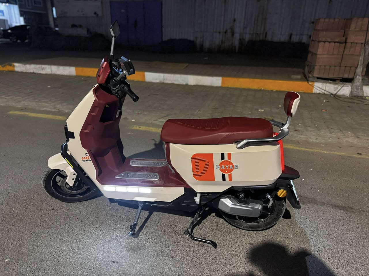 السلام عليكم
دراجة شحن للبيع 
الدراجة من شركة الريان 2025 ( وحش الكون ) 
الدراجة مستعملة قليل 
الدراجة بصمة ( تجي وياها بصمتين +مفتاحين احتياطي ) 
الدراجة ملف 2000 
6 بطاريات اكبار 32 امبير 
السرعة 80 
تقطع مسافة 80 كيلو في الشحنة 
للاستفسار:***********
