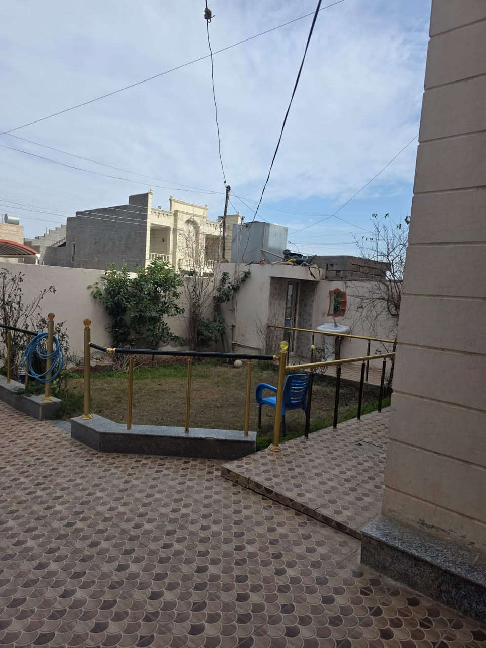 دار للبيع مساحة 315 متر بنا حديث البيت فول ربعة 10 في5
المطبخ 10 في 4.5 حار بارد 

4 غرف نوم 

صالة عدد 2 

صحيات خارج 

صحيات داخل 

صحيات طابق الثاني

عنوان البيت الديوم قرب جامع القهار 

السعر وباقي الاستفسار اتصلو على الرقم ***********
