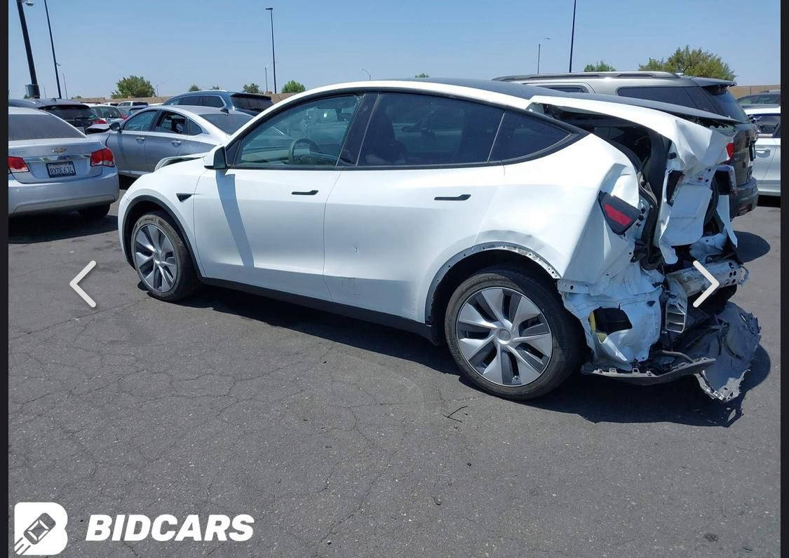 السلام عليكم 
عندي هذه التيسلا Y 2023 اريد مراوس بتيسلا احدث موديل حديث 
 ***********
