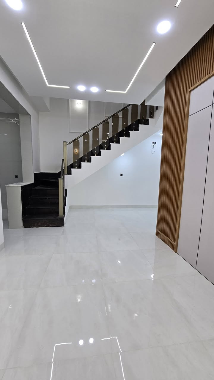 [مكتب سيد مسلم ]
بيت ١٠٠ متر طابقين طابوك 4 غرف نوم كربلاء المقدسة 
الحولي الجديد طريق يا حسين 7 دقائق بسيارة للأمام الحسين ع 
بناء جديد جاهز للسكن او حسينيه للزوار 
خدمات كامله شارع ١٠ متر 
طابو زراعي إقرار محكمه سند ٢٥ 
للاستفسار إتصال على الارقام التالية واتساب 
***********
***********
***********
