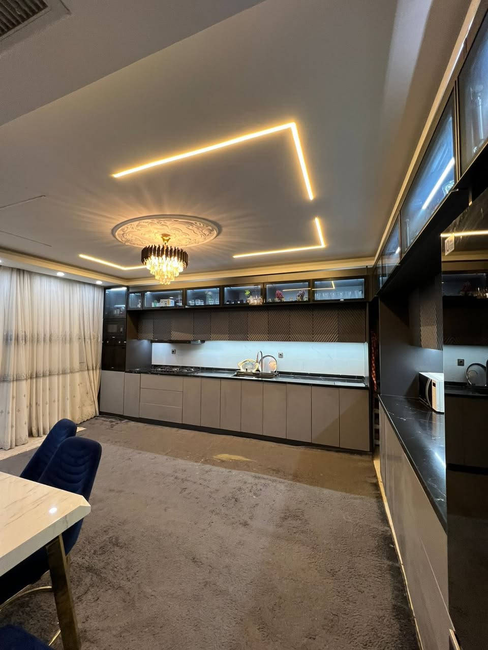 كود #7
🏡 فرصة العمر لا تفوتك!
فيلا أحلامك في مجمع المهندسين السكني
📍 المواصفات:
• المساحة: 240 متر مربع
• الموقع: مجمع المهندسين السكني
• موقع مميز: ركن على شارعين + إطلالة مباشرة على حديقة
• قريب من ماجدي مول على الجانبين
• 6 غرف نوم فسيحة
• صالتين واسعتين + استقبال فخم
• أثاث عصري وفخم متكامل (جاهزة للسكن الفوري!)
✨ مميزات المجمع:
 ∙ حراسة وأمن 24 ساعة
 ∙ ماء وكهرباء مستمرة على مدار الساعة
 ∙ بيئة سكنية راقية ومنظمة
 ∙ قرب من الخدمات (ماجدي مول)
⏰ الفرص لا تنتظر أحد!
📞 للاستفسار والمعاينة:
[***********]
سارع بالحجز قبل فوات الأوان 🔑
