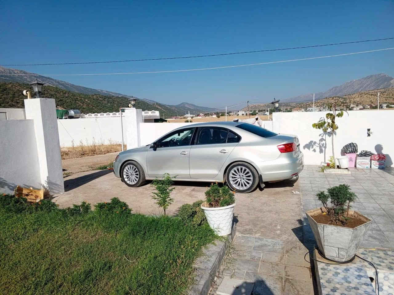 السلام عليكم جيتا 2011 فول مواصفات وارد خليج محرك 5 سلندر 2500 حجم محرك بچم كبس الايت زنون عالي ناصي بلوجكتور اشاري بلمري  بصمه تشغيل  تدفئه تبريد ثلج  كراسي جلد هيتر  فتحه سقف تخم اطارات بطاريه جديد  صدر جديد ماعده بيها حادث بلباب خلفيه ورى السايق بعدها ممصلحه واضحه بلصور السعر10.000دولار وبيها مجال حك الجيه رجآ غير متواجد على الخاص ***********
مكاني بغداد اليرموك
