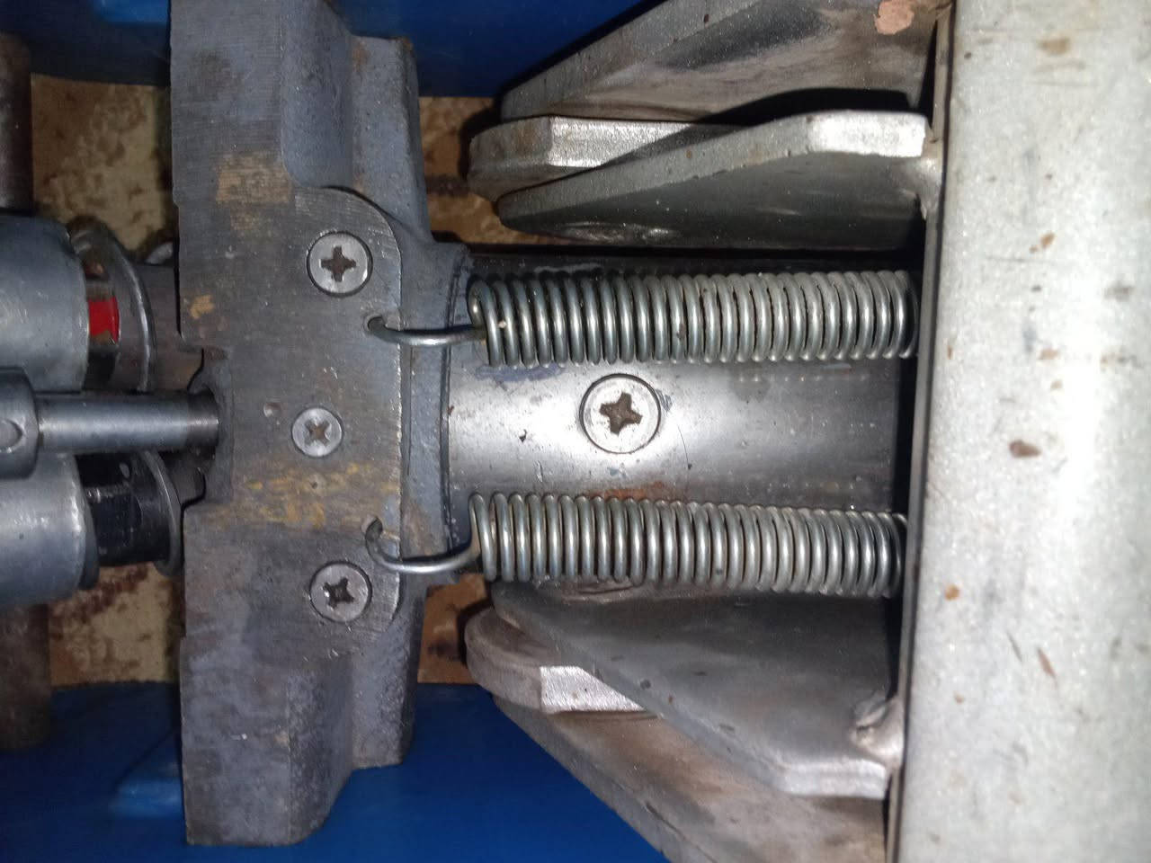 💢 يوجد توصيل لكافه المحافظات
جك تمساح 5 طن ضخم حجم كبير دبل بستم مكبس كبير استعمال قليل اخو الجديد بلادي مامفتوح اصلي قديم باب اول وزن ثقيل جدا وذو متانه عاليه جدا خالي من اي نظوح قطرة ماينظح  يستخدم لكافه السيارات العاليه والناصيه  السعر 110الف المكان بغداد *********** بي واتساب بغداد, العراق
