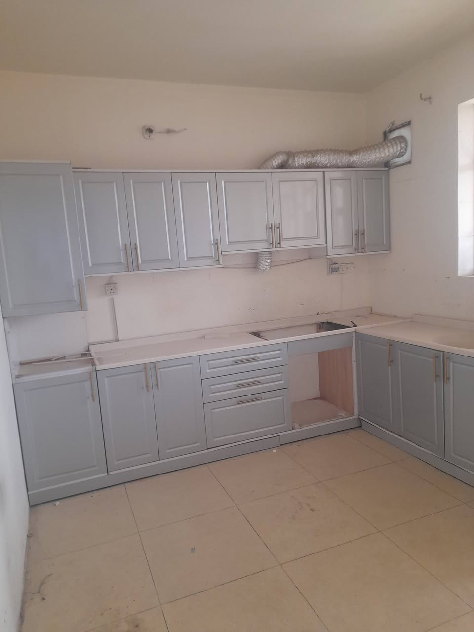 ايجار شقة نظيفة 
غرفتين وصاله مطبخ كبير مع الملحق ❣️السيدية مدخل جامعة الشعب ثالث فرع ع اليسار ❣️٦٠٠ الف دينار قفلها للتواصل***********
