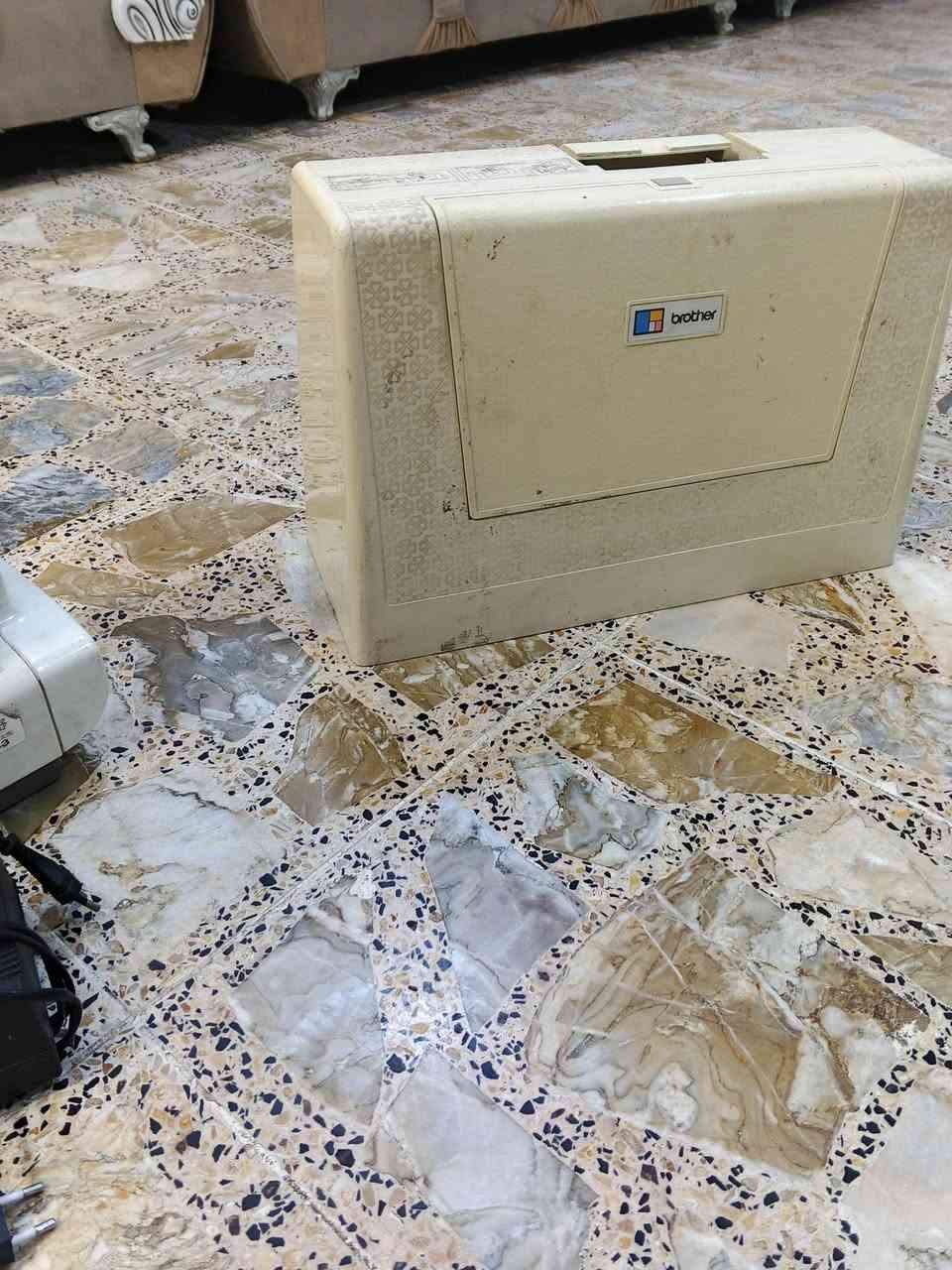 السلام عليكم غراض البيع نضيفات وسعار مناسبه العنوان المشتل *********** التخم بي ضرر التجوه مكسورة والرجل فالته 8مقاعد نضيف اسفنجه اصلي السعر 75 المكينه 75 الفلتر 40
