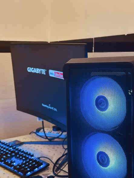 للبيع تجميعة قوية جاهزة للّعب والعمل الاحترافي

المواصفات:

🔹 كارت شاشة:
RTX 5060 Ti 16GB – Zotac Gaming

🔹 التخزين:
 • SSD M.2 سعة 512GB
 • SSD M.2 سعة 1TB
 • هارد 512GB
 

🔹 المعالج:
Intel Core i7

🔹 التبريد:
كولر احترافي MM5000 بتبريد عملاق Double Heatsink ومتوافق بالكامل مع المعالج

🔹 الكيس:
Gaming Case RGB مع 4 مراوح

🔹 الرامات:
32GB DDR5 بسرعة 6000MHz RGB – من أفضل الخيارات حالياً

🔹 الباور سبلاي:
750W 80+ Bronze – كفاءة عالية ومتوافق مع التجميعة

🔹 المذربورد:
Gigabyte B760 DDR5
 • تدعم 4 منافذ SSD
 • منها منفذان M.2

🔹 الشاشة:
AOC Curved 27”
 • دقة 2K
 • معدل تحديث 180Hz
 • زمن استجابة 0.5ms
 • بانيل VA منحنية

⸻

الهدايا:
🎁 ماوس لاسلكي AULA مخصص للكيمنغ
🎁 ويندوز أصلي دائم
🎁 كيبورد HyperX
🎁 مايك خارجي HyperX احترافي
 • هواي شغلات إضافية

⸻

سبب البيع: عدم التفرغ

للتواصل:
خاص أو واتساب: ***********
