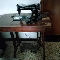 مكينة خياطة شغاله وسعرها ٢٠٠ وبي مجال صنكر ياباني الاصلي عمرها اكثر من...