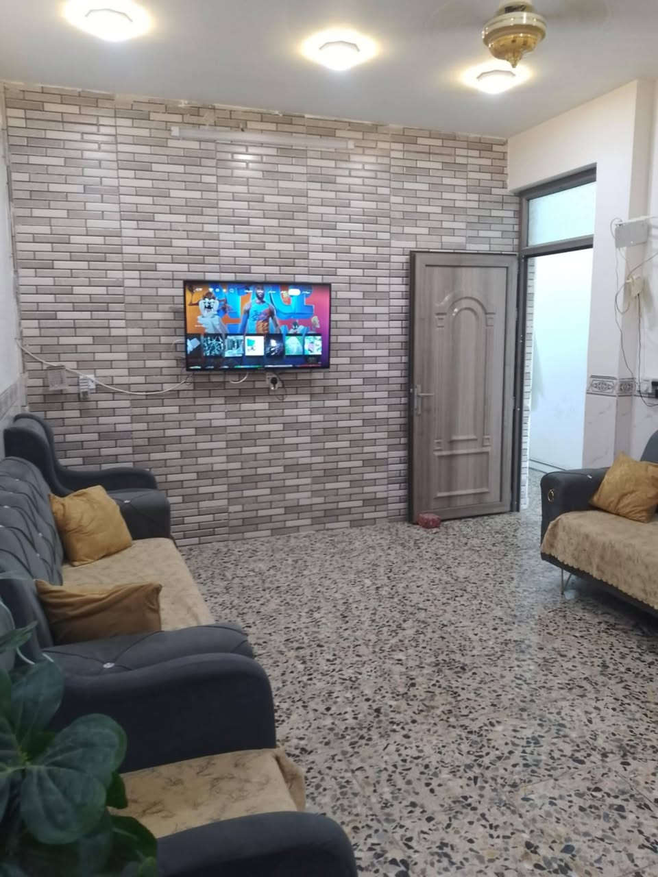 سلام عليكم دار للبيع مساحه 72متر طابو صرف مكانه شرطه الخامسه ركن شارع عريض 20متر طابقين ونص  بي اربع غرف نوم ومطبخ 2وحمامات  وصاله ويصير يتاجر الفوك وحد وجوه وحد  للاستفسار الاتصال برقم ***********
