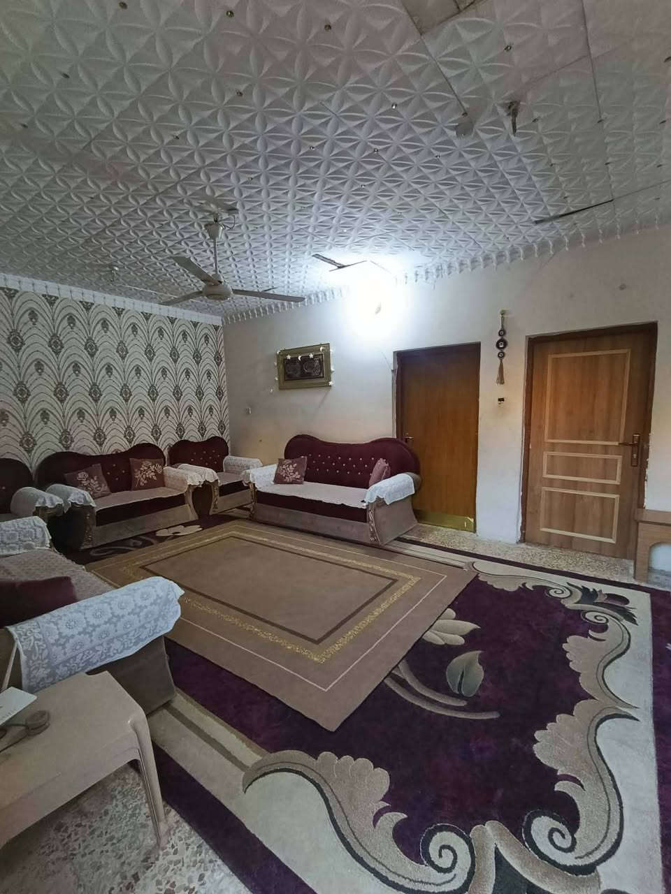 السلام عليكم
بيت للبيع 150م.  قريب علة الشارع العام الموقع حي الجزائر خلف مستشفى 
الحياة الاهلية البيت يحتوي علة غرفتين نوم وهول ومطبخ صحيات داخلية وخارجية طابو زراعي سند 25
الواجهة 12م ونزال 13 
السعر 90 مليون وبي مجال 
علماً ان البناء بلوك وعكادة 
***********
