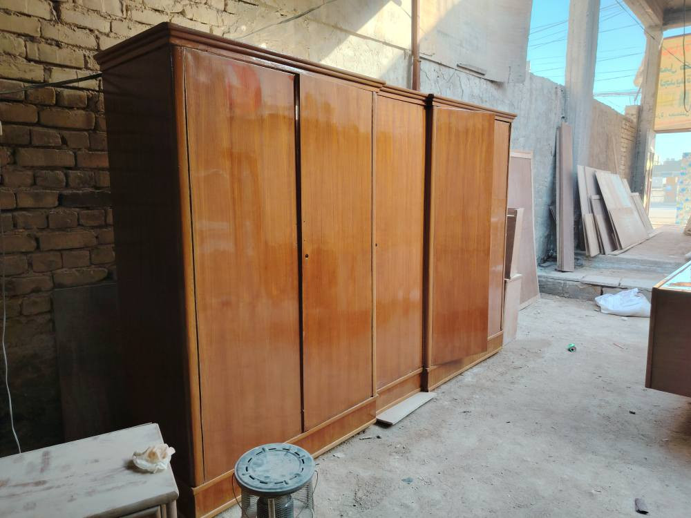 بوفيه تسكام 3 باب مصبوغه وجاهزه سعره 100 
غرفه شغله وسط كامله عده زاويه سعره 350 
جربايه نفر جديده سعره 35  
***********واتساب  
بادارة مصطفى شبع النجف, العراق
