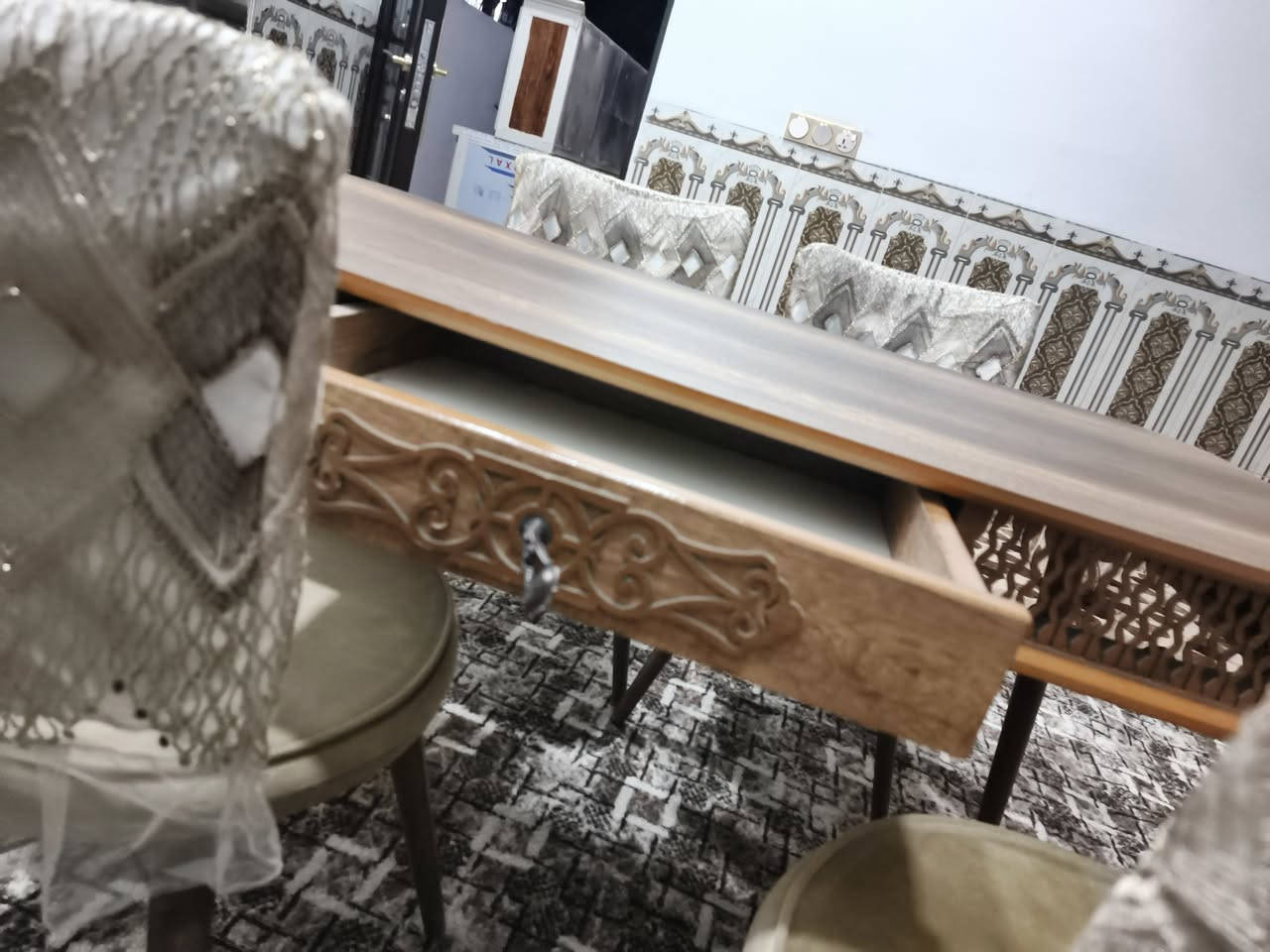 ميز طعام نضافه 100 فول الفول سعر 200 بيه مجال لاتكولي غالي ميز درجه اولى ***********
