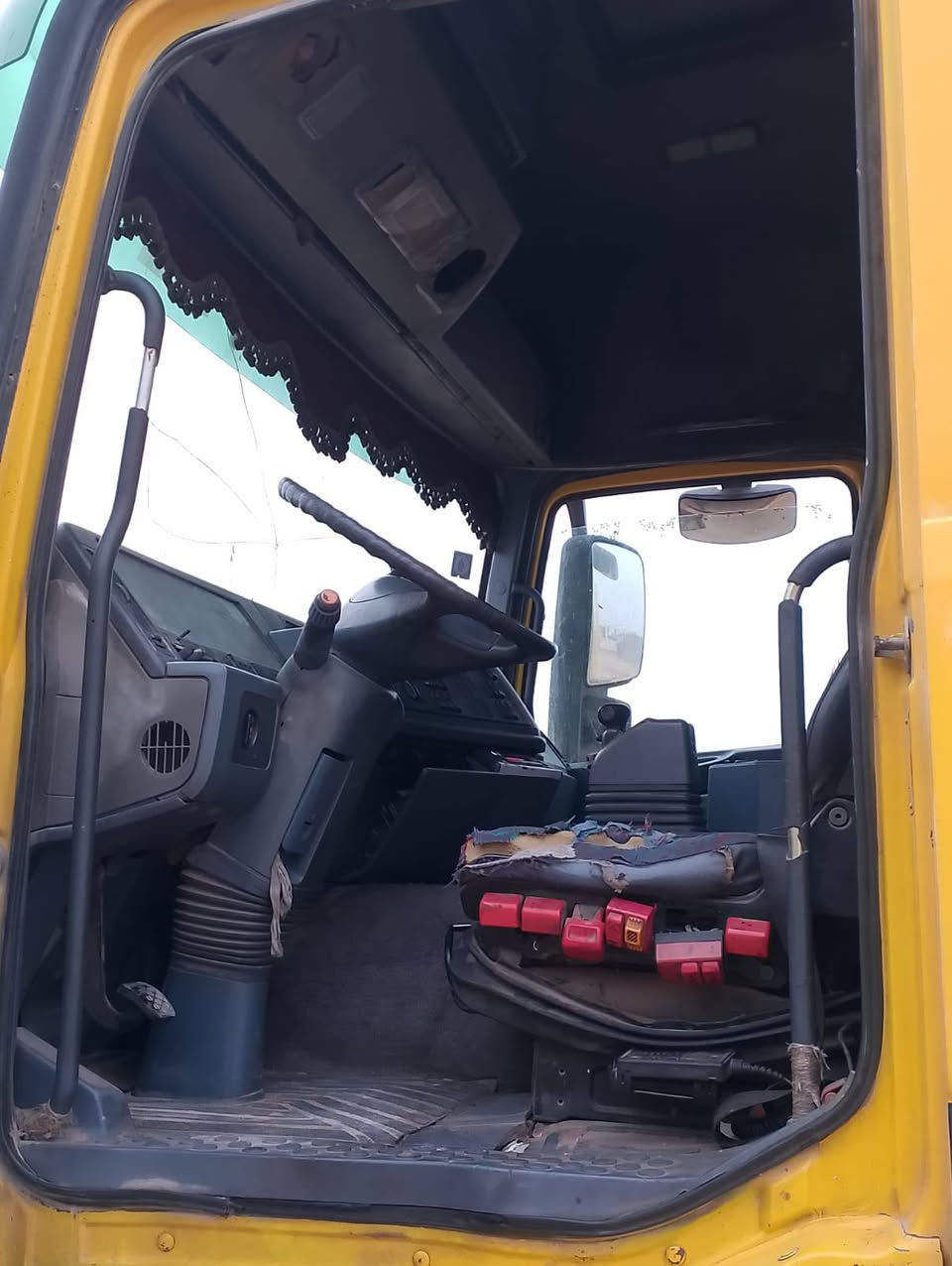 اكتروز موديل 2002رقم بصره انكليزي مكفوله كير ومكينه وشاصي سنويه 30 بسمي مكان بصره   ***********
