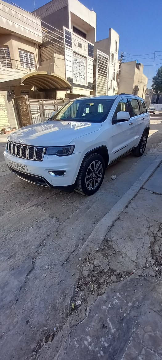 جيب 2018 شيروكي خليجي فول مواصفات  مزودة بمنظومة عدسات أوزوم للكشافات والأضواء زنون اللون: أبيض
المواصفات:
جكات
دفع رباعي 4×4
مقاعد جلد بيجي
بصمة تشغيل وأبواب
صندوق كهربائي
حساسات أمامية وخلفية
رادار جانبي وأمامي وخلفي
تشغيل عن بعد
نقطة عمياء
مصابيح LED
مصابيح متحركة مع المقود
تدفئة مقعد السائق والراكب
كراسي السائق والراكب كهرباء
تدفئة المقود
مقود كهرباء
نظام قيادة اقتصادي ورياضي وعادي
شفتات ستيرن
نظام للطرق: ثلجي، رملي، طيني، صخري
بلوجكترات LED
شاشة كبيرة
سيستم صوت بلادي
نظام الملاحة والخرائط
نظام تثبيت السرعة (الكروز)
نظام تحديد المسار
كاميرا دوارة أصلية
تدفئة بالمرايا
مرايا جانبية قابلة للطي عند الرجوع
مرايا داخلية وجانبية تعتيم عاكسة للضوء

صدر أمامي وخلفي جديد
بدون أي نقص
، بدون تبديل
المحرك ولكير بشرط ولم يفتحا 

رقم صاحب السيارة ***********
