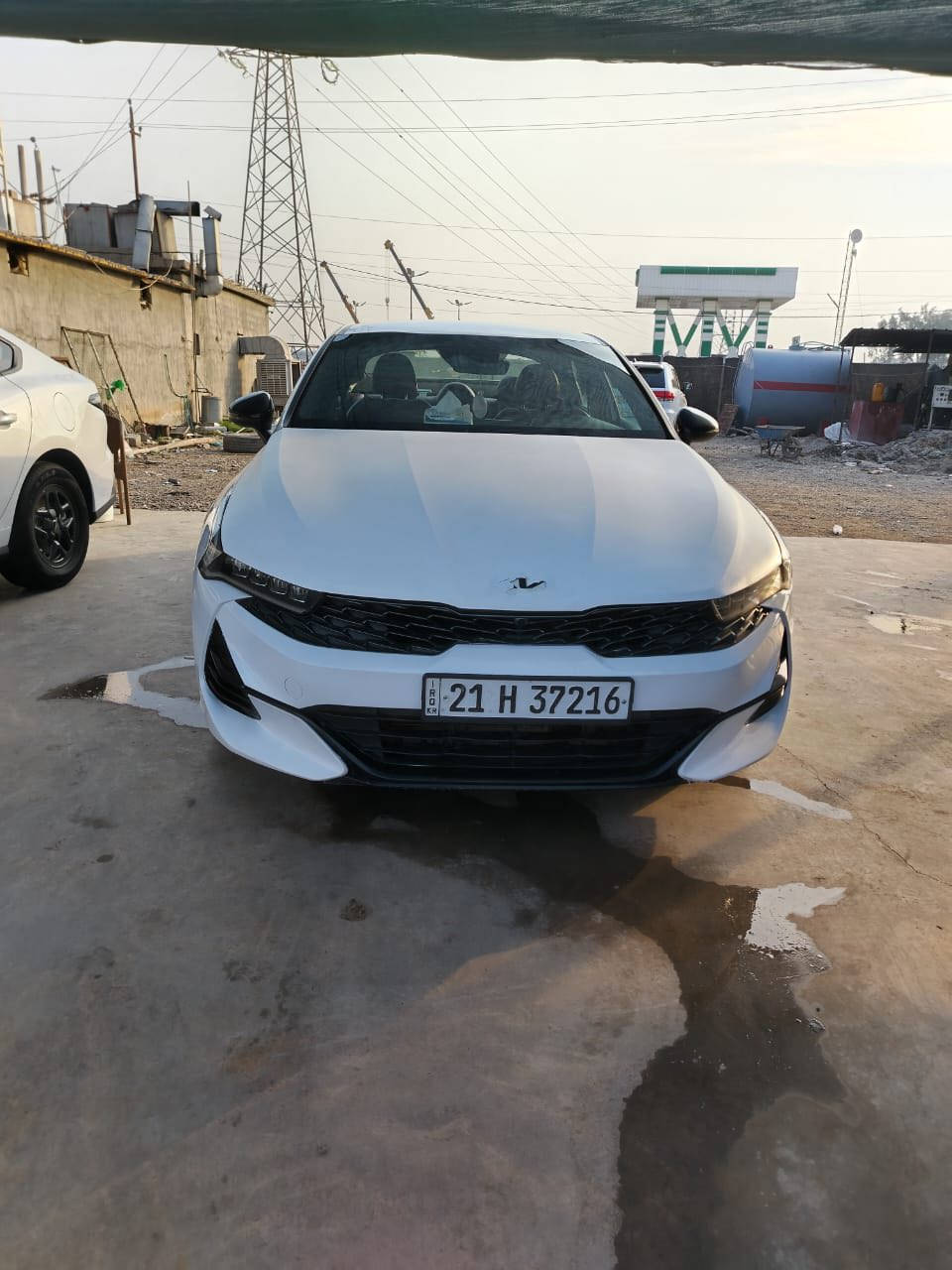 السلام عليكم كي فايف موديل 21 رقم سليمانيه وارد امريكي. ضرر جاملق وبنيد  بدون شواصي  وبيه شبر صبغ بجنطه  ماشيه 100 الف كيلو متر  السعر 170 وبيه مجال بسيط  رقم الهاتف ***********
