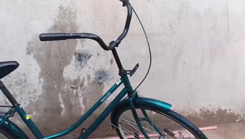 سلام عليكم بايسكل نضيف اي عيب مابي نضافه فوول مكاني كركوك بنجا علي السعر 85 وبي مجال الشراي يتصل او يراسلني واتساب ***********
