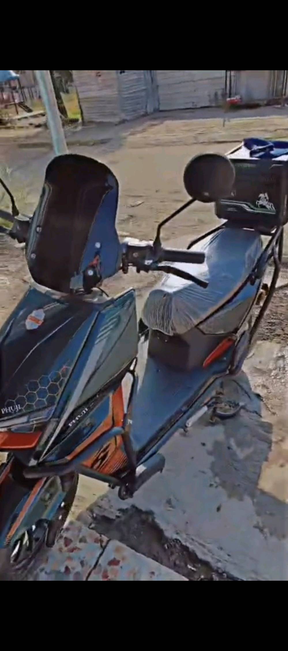 سلام عليكم دراجه طاعون شحن موديل 2026 ملف ٢٠٠٠ 
٦ باتري تمشيك70 كيلو السرعه ٩٠ حقيقي اربعه كير الدراجه مستخدمه فقط شهرين سعر 900الف وبيها جمال العنوان بغداد الرقم *********** 