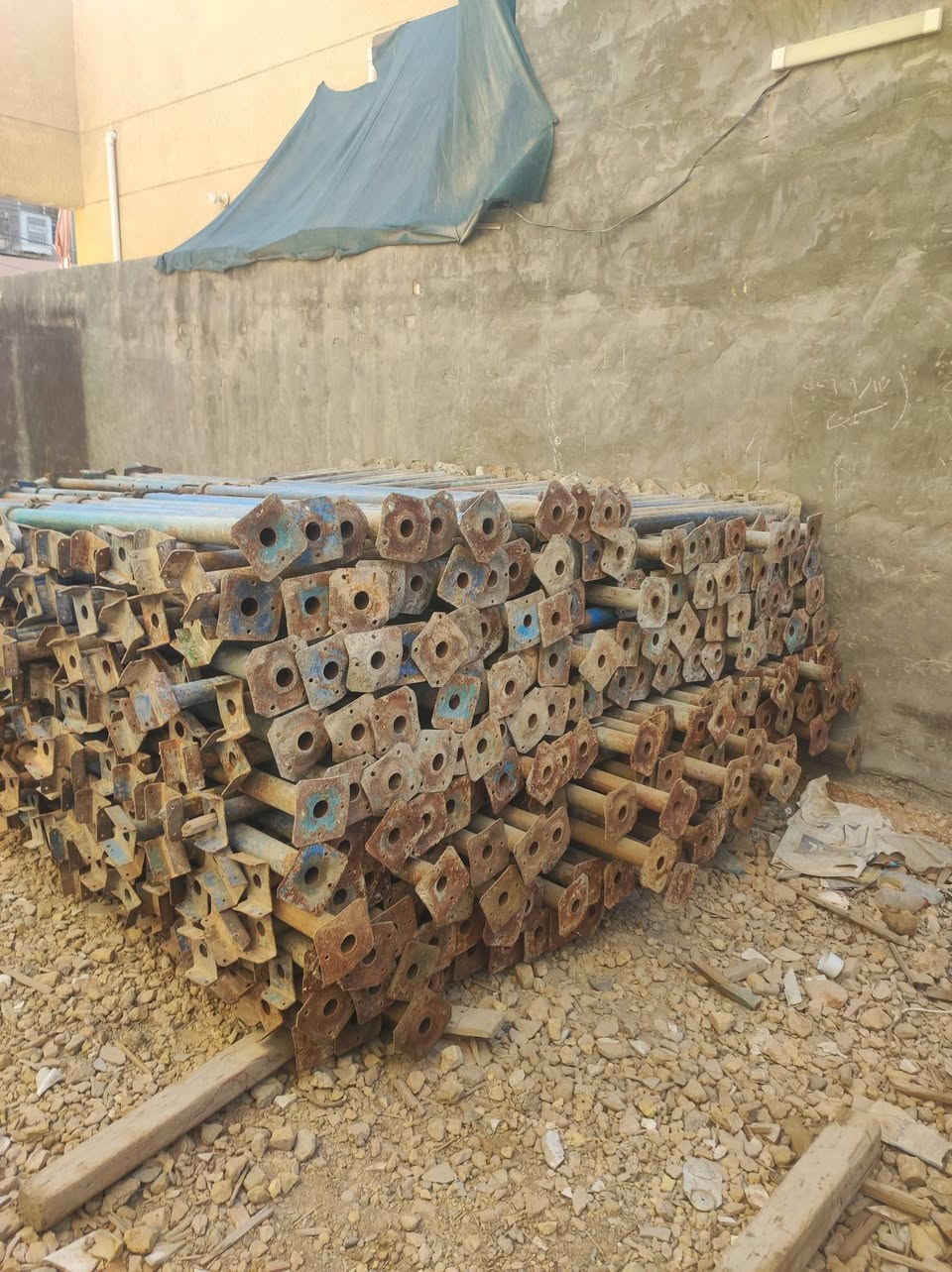السلام عليكم جكات للبيع حاضن سن خشن الوزن الثقيل نظيفات حيل العدد ٤٦٠ جك بسعر مناسب العنوان بابل المركز رقم الهاتف ***********
