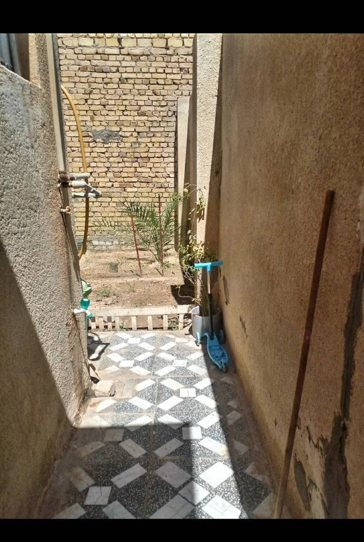دار للبيع رقم معامله كامله البيت مسلك عنوان في حي المعلمين الجديد قرب نادي دجله البيت بناء من2014بناء حديقه او ستقبال معزول او صاله او  غرفه جبيره او مطبخ او ترك جبير انه مكلف بل نشر السعر تواصل وي ابو لبيت ***********
