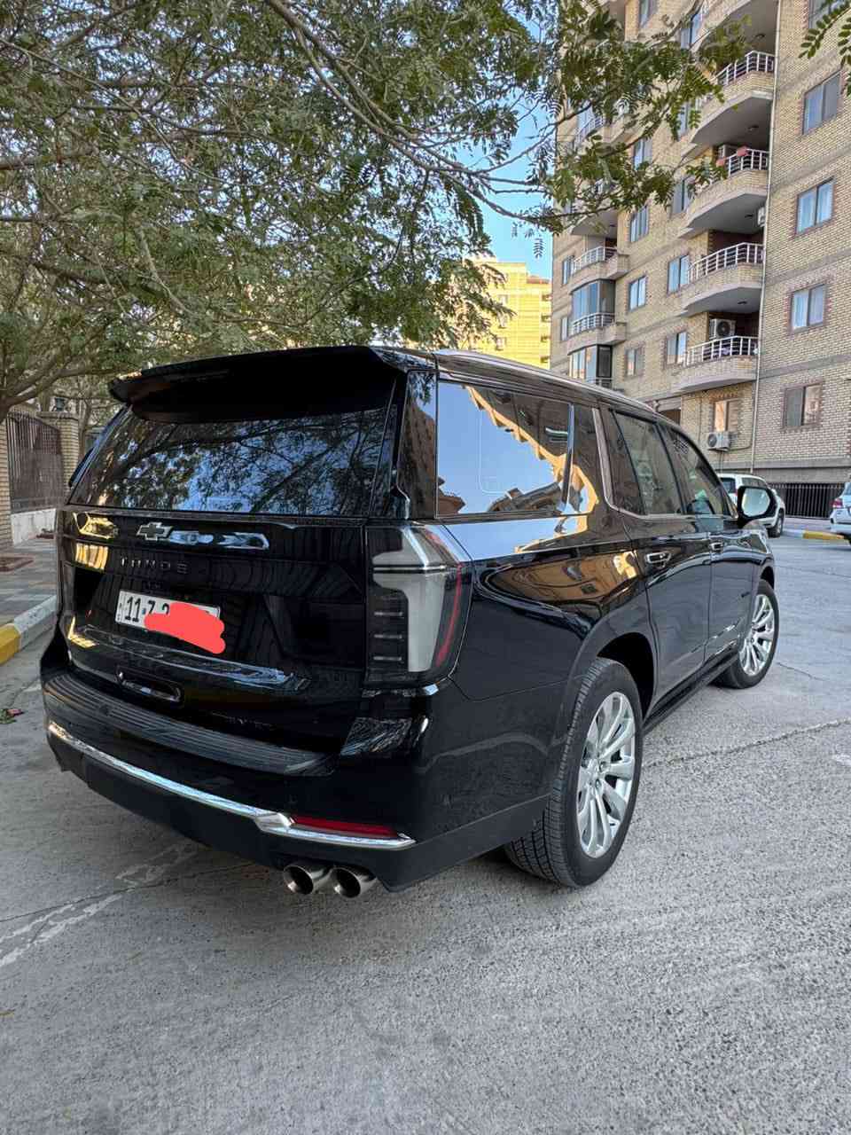 ✨ للبيع – شفروليه تاهو 2025 بريمير | أعلى فئة ✨
🚘 خليجي | رقم بغداد مميز | كفالة عامة

سيارة فخمة تجمع القوة، الراحة، والتكنولوجيا بأعلى مستوى، بحالة الوكالة وجاهزة للفحص.

🔹 الموديل: 2025
🔹 الفئة: Premier (بريمير)
🔹 المواصفات: خليجي
🔹 الضمان: كفالة عامة
🔹 الحالة: ممتازة جداً – استخدام خفيف

⚙️ المواصفات الفنية:
 • محرك V8 سعة 5.3 لتر
 • ناقل حركة أوتوماتيك 10 سرعات
 • نظام دفع رباعي (4×4)
 • أنظمة قيادة متعددة حسب الطريق

🛋 الداخلية والراحة:
 • مقاعد جلد فاخرة
 • مقاعد أمامية كهربائية + تبريد وتسخين
 • شاشة وسطية كبيرة تعمل باللمس
 • عدادات رقمية
 • نظام صوتي فاخر BOSE
 • تشغيل بصمة + تشغيل عن بُعد
 • تكييف ثلاثي المناطق
 • شحن لاسلكي للموبايل

🛡 الأمان والمساعدة:
 • رادار أمامي
 • نظام المحافظة على المسار
 • تحذير النقطة العمياء
 • كبح طوارئ
 • حساسات أمامية وخلفية
 • كاميرات محيطية 360°
 • تثبيت سرعة ذكي

✨ الخارجية:
 • جنوط ألمنيوم قياس 22 إنج
 • إنارة LED كاملة
 • فتح وغلق شنطة كهربائي
 • مظهر رياضي وفخم

سعر مناسب !

📍 موقع السيارة: مجمع الأيادي
📞 رقم التواصل: ***********
