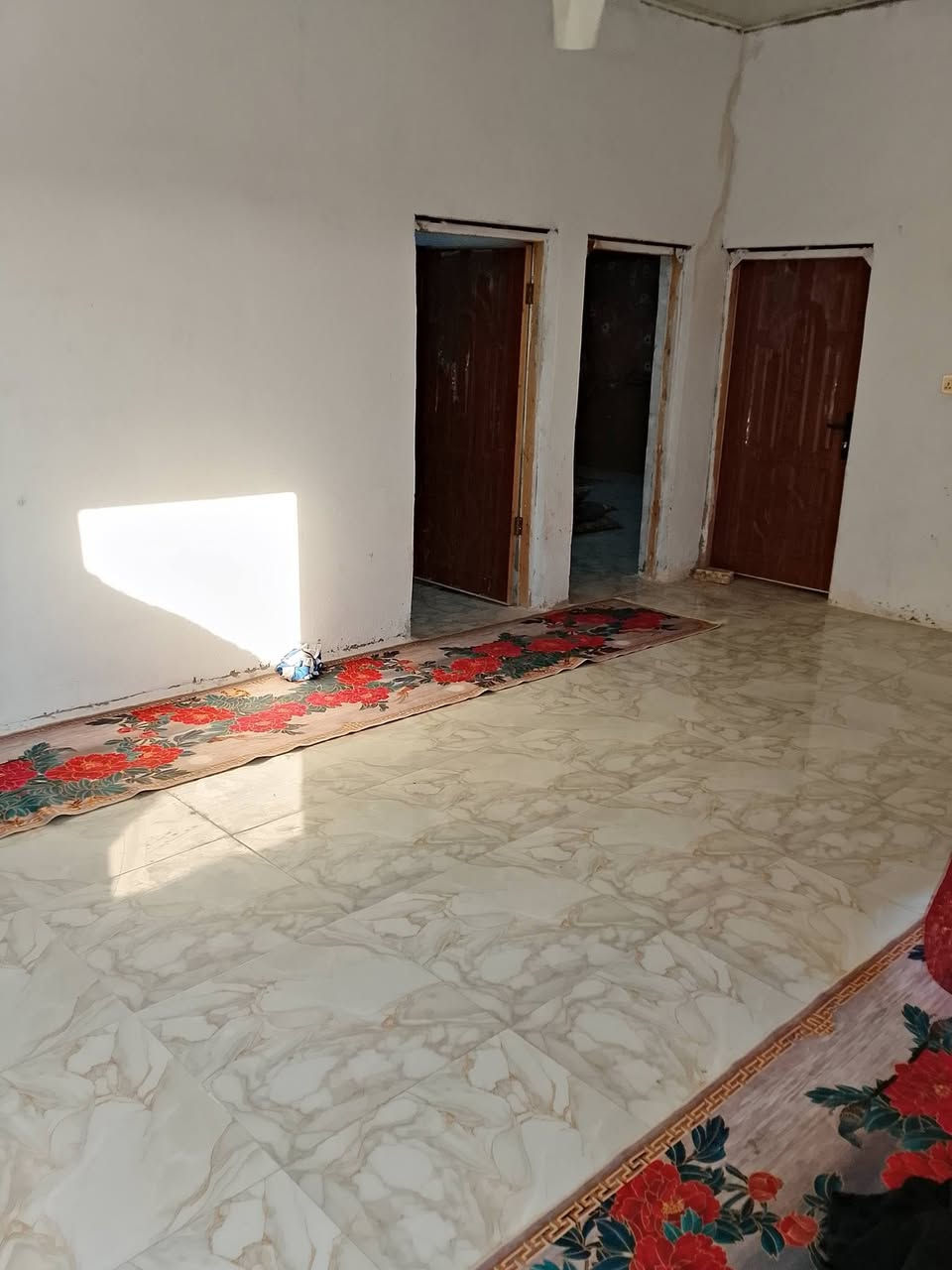 السلام عليكم دار سكن للبيع في اليوسفيه قرب التارتان مع كافة الخدمات ماء تبليط مدرسه مستوصف صحي يتكون من غرفتين وصاله واستقبال وحوش كبير وحديقه للاستفسار اكثر ***********
