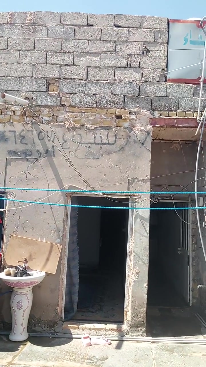 سلام عليكم بيت مساحه 120متر بيت وقع حال بيت سقف عكده مثل ما موضح بلا فديو للسعر 16بي مجال مكاني الحسينيه مال الرشديه  مسقط ***********

