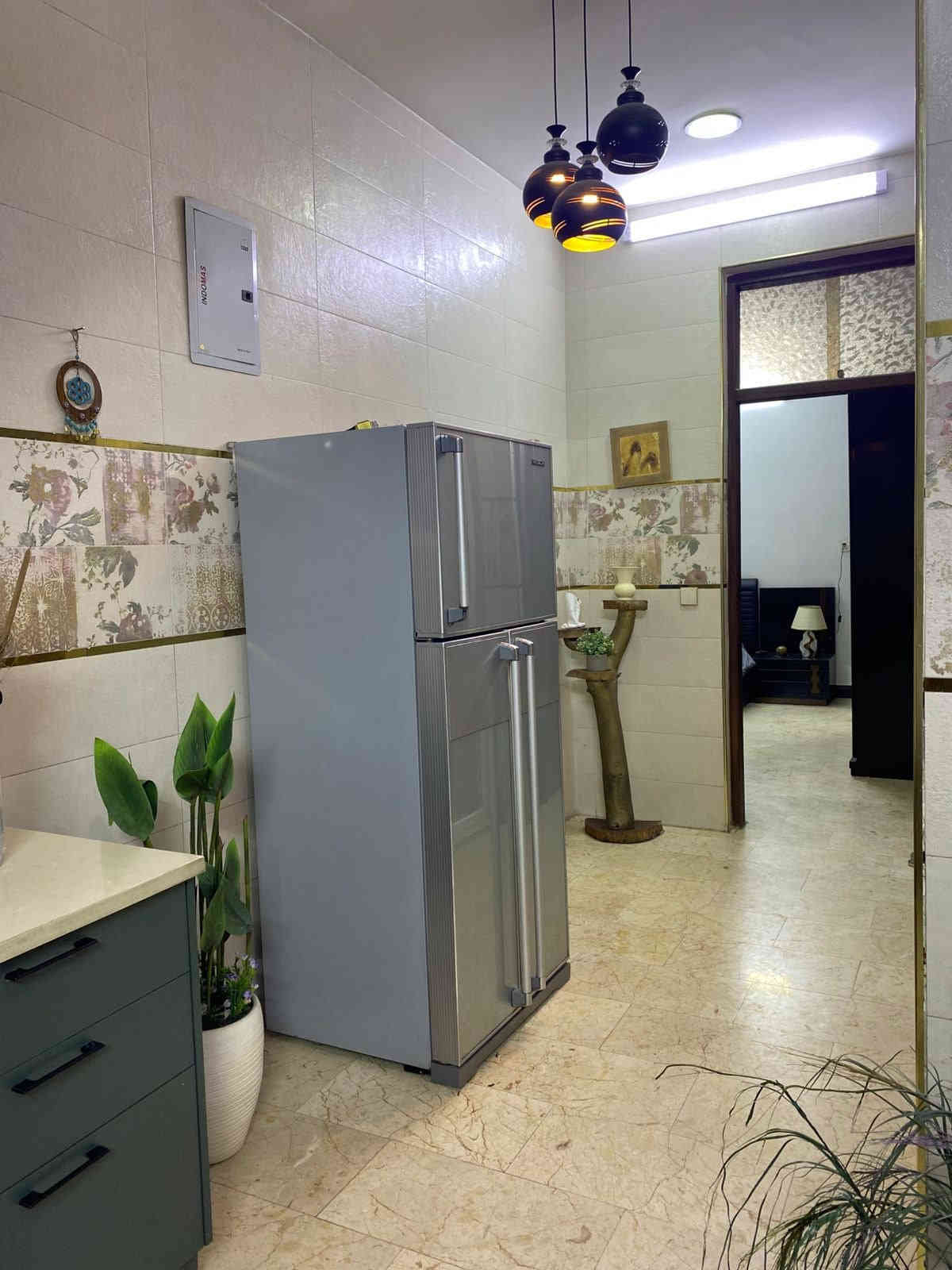 دار للبيع بناء سنه ٢٠٢٢ بناء درجه أولى مساحته ١٢٠ واجه ٦ ونزال ٢٠ بانيه على ايدي مو مقاول ٣ غرف نوم وصاله خدمات عدد ٢ بيتونه كبيره الارضيه مرمر مكانه  الشعب سوك شلال قرب وصفي المضمد سعره ب٣٠٠ بيه مجال موبايل ***********/ ***********
