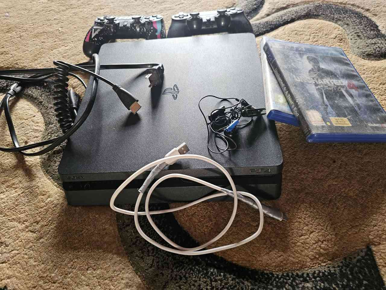 جهاز بلاي فور أميركي ريجن، وان 500 جيجا. ملحقات كاملة، نظيف ما مفتوح مع. قرصين، جي، تي، إيه، وأنشارتد. مع يدتين مع كارتونة الجهاز السعر ٢٤٠ وبيه مجال بسيط 
للتواصل *********** اتصال
