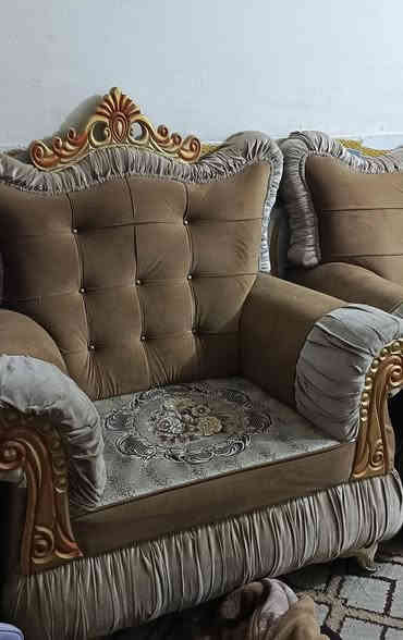 السلام عليكم من رخصت الادمن تخم قنفات  وحده كبيره وثنين وصط وكراسي ثنين  سعر ٥٠٠ شراي  تصل ع رقم *********** عمارة
