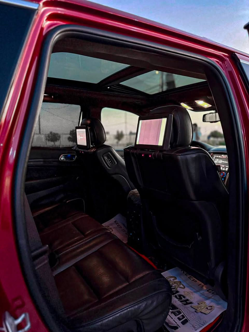 🚗 للبيع: جيب غراند شيروكي سوميت (Jeep Grand Cherokee Summit) موديل 2015 فول مواصفات 🚗
السيارة بنظافة ممتازة ومواصفات السوميت الأصلية العالية (أعلى فئة).
المواصفات العامة والمحرك:
 الموديل: 2015
 الفئة: سوميت (Summit) أصلية
 المحرك: 8 سلندر، سعة 5700 سي سي (Hemi 5.7L) - محرك قوي وجبار
 اللون: كرزي مميز ولمعة ممتازة
 الرقم: بغداد خصوصي
المواصفات والاضافات:
 نظام الجكات الهيدروليك: (Quadra-Lift) تحكم بارتفاع وانخفاض السيارة شغال وجاهز
 أنظمة الأمان والرادار: رادار أمامي تفاعلي، تنبيه تصادم، تحديد مسار، ونظام اطفاء السلندرات للاقتصاد بالوقود (ECO)
 الترفيه: شاشات خلفية أصلية بلاد للمقاعد الخلفية مع شاشة أمامية كبيرة تدعم الخرائط والـ Bluetooth وباقي الأنظمة.
 السقف: بانوراما كاملة
 الداخلية: جلد أسود ملكي نظيف جداً، تدفئة وتبريد بالكراسي، مع إضاءة عتبات الأبواب الترحيبية بكلمة (SUMMIT) باللون الأزرق 
 المظهر الخارجي: ويل كروم كبير الأصلي الخاص بفئة السوميت، لايتات زينون وLED نهارية مميزة، مع حساسات أمامية وخلفية وكاميرا.
حالة السيارة والصدور والصبغ:
 الحادث: قبق جنطة أصلي متبدل، والجاملغ الخلفي بيه صبغ.
 باقي السيارة: مكفول بالكامل (الباقي كفالة عامة).
 السيرفس: السيارة مسوايلها سيرفس كامل وجاهزة من كلشي (حدادية كاملة جديدة، تايرات  جديدة، وما تحتاج أي مصاريف سيارة مغلفة ppf).
📌 المكان: النجف
2026/7/1
📞 للتواصل والاستفسار:
فقط واتساب هذا رقم ( ‭***********‬)
هذا متوفر اتصال على خط (***********)‬
