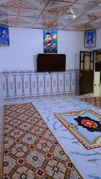 بيت للبيع في الكوت حي الجوادين مساحته 300 بي  ثلاث غرف نوم وتحتوي احد الغرف على حمام داخلي ويحتويي البيت على استقبال صاله  مطبخ حمام صحيات طرمه كبيره حديقه وترك مساحته الغرف 4×5
مطبخ 4×5
مساحته الاستقبال 6×4
مساحه الصاله 9×5
؛واجهيه البيت 10
سعر البيت 55 وبي مجال الاتصال على هاذ الرقم ***********
***********
