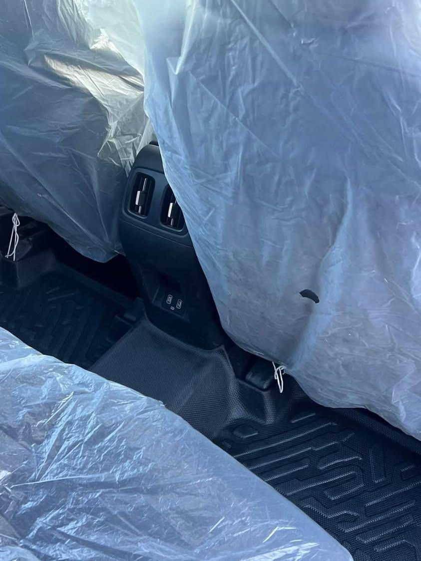 السلام عليكم من رخصه الادمن الكروب توسان للبيع وارد امريكي موديل 2024 السياره فول مواصفات حادثة بارد بل قبق جنطه على كد شبرين السياره الله شاهد نظيفه فول السعر 22 الف وبيه مجال.  المكان بغداد_الاعـظمـيه الرقم: *********** او *********** اتصلوا على اي رقم نجاوبكم
