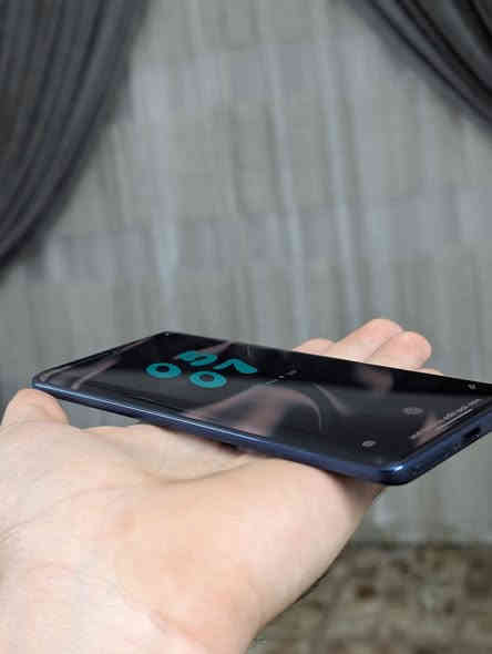 السلام عليكم حبايب موترلا ايدج 60 ذكره 512 وداخليه 12اعلى فئه حالياً بلسوك تليفون جديد الله شاهد  على وضع الشركه تليفون كامل ملحقات الاصليه كارتون شاحنه كيبل لاصق شاشه وكفر  مكاني بغداد رقمي  ‏‪0775 568 3453‬‏
