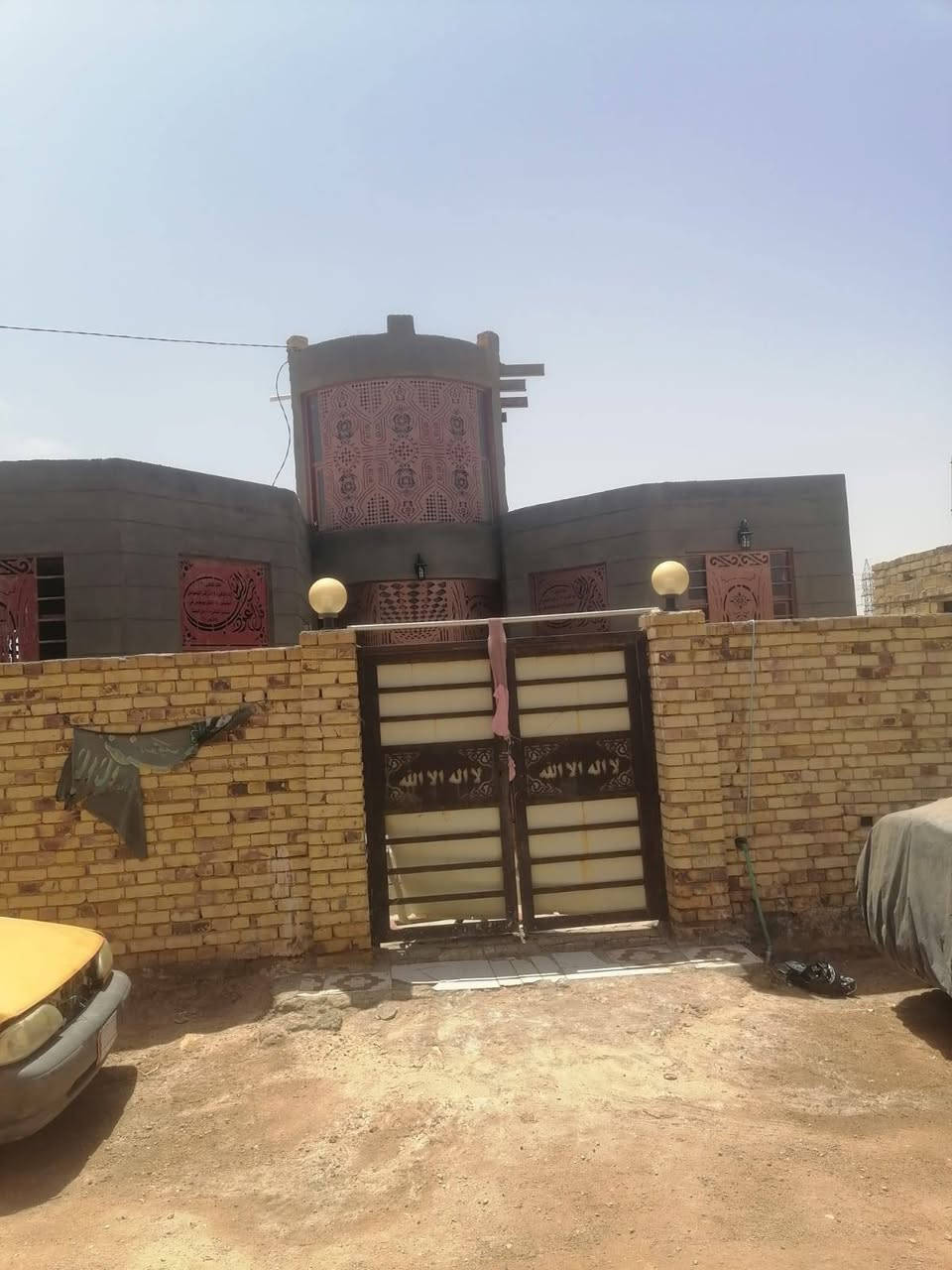 السلام عليكم للبيع بيت طابو زراعي سند 25 مداور المكان حي منصور ع نزلت ابوالمخضر المساحه 300 بناء درجه اولى 2 غرف نوم وصاله ومطبخ وستقبال وصحيات داخليه وخارجيه *********** بي واتساب
