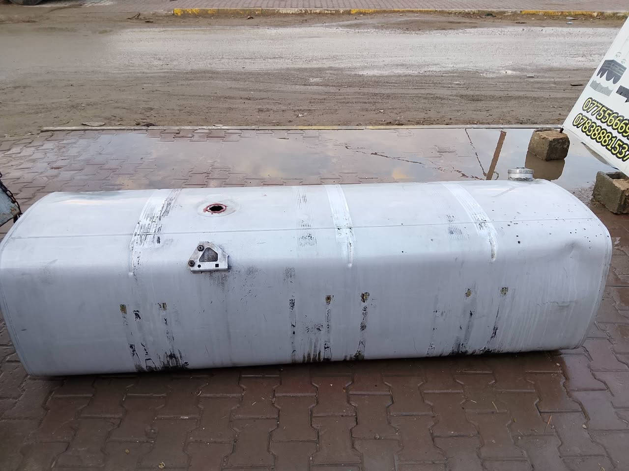 السلام عليكم تانكي للبيع 950لتر  معا قواعد كامله ***********
