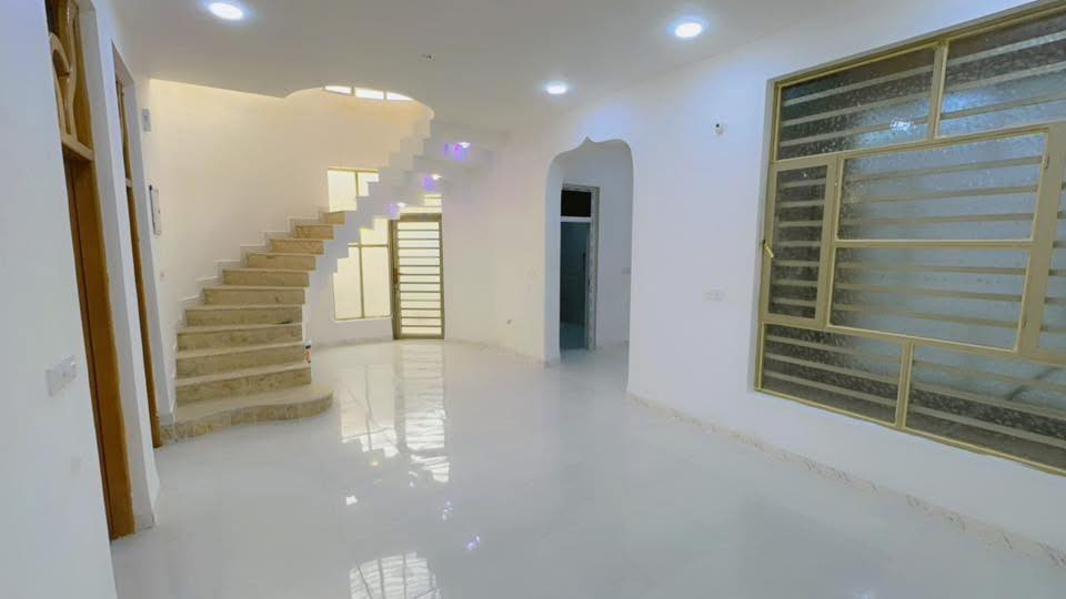 الدار للبيع وبسعر مناسب جدا
الكوت حي الحوراء قرب شارع ابو الفضل 
بناء سنه ٢٠٢٥ مساحه ٢٠٠ متر وجه على ساحه
للاستفسار ***********
