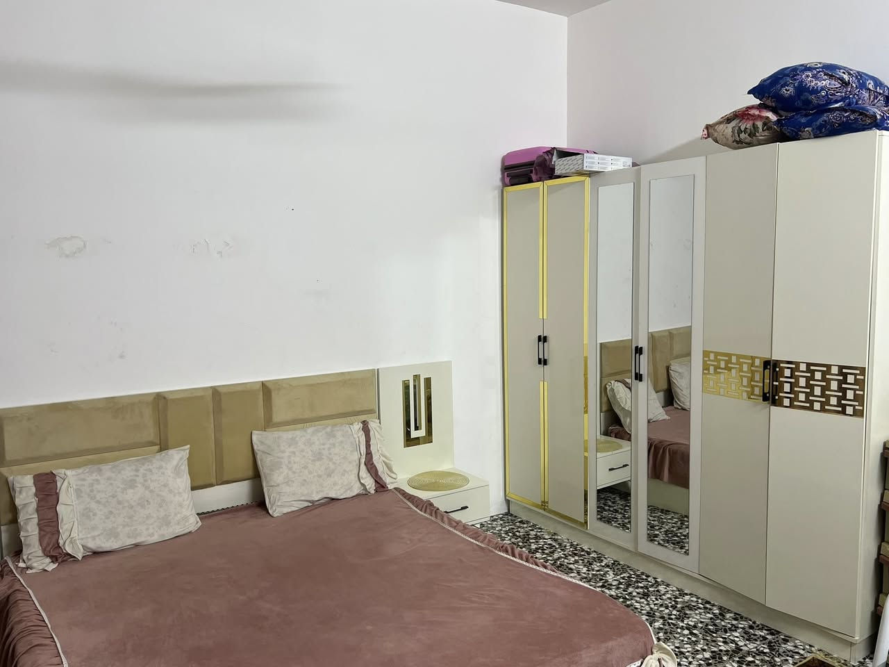 غرفه نوم السعر 525 غرفه حلوه ونضيفه مكاني بغداد بلديات ***********
