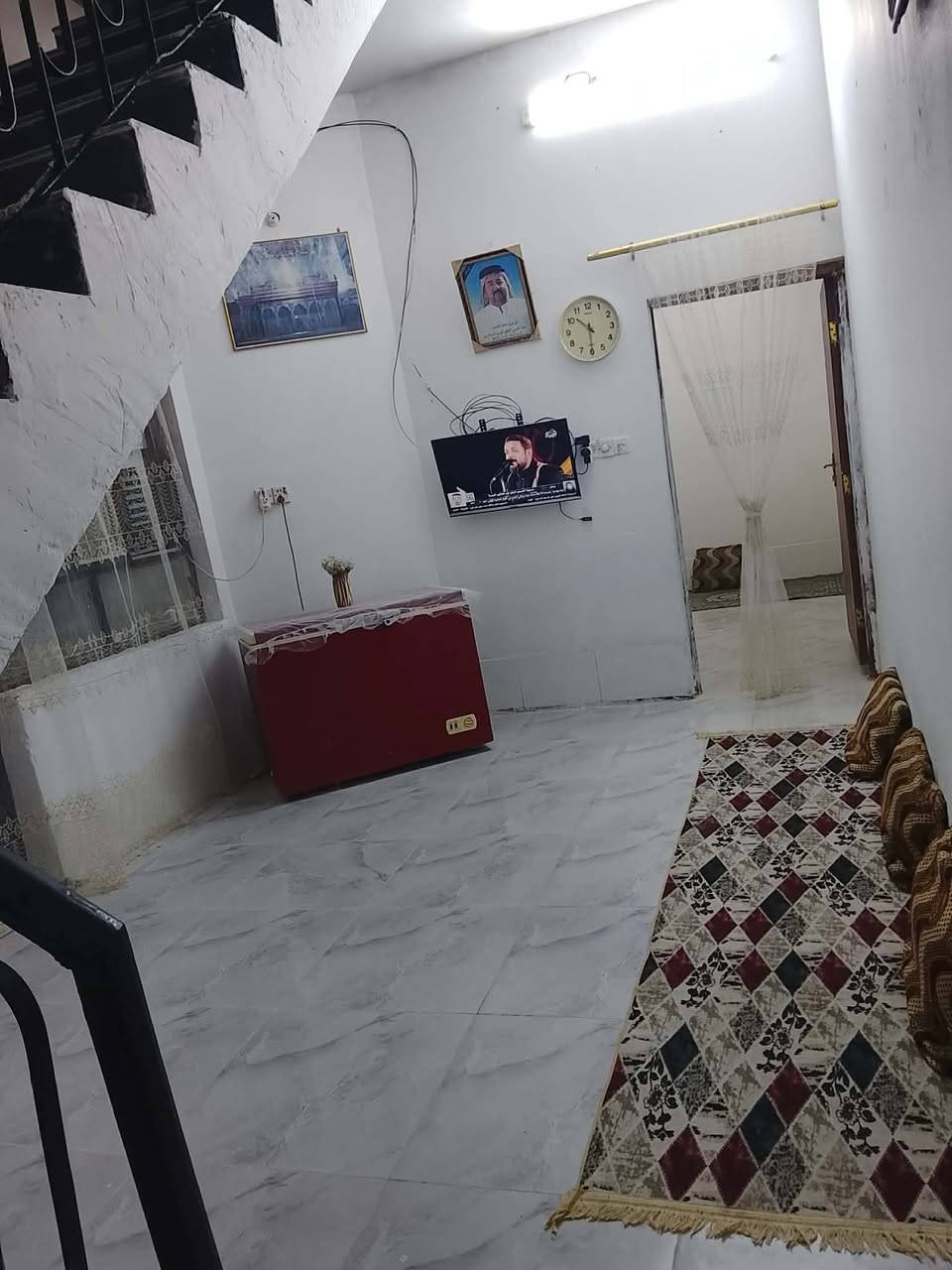 بيت للبيع 🏠 بالأمن الداخلي
المساحة: 100 متر (5×20)
البناء: طابق ونص، طابوك، سقف كونكريت مسلح
تفاصيل البيت:استقبال صالتين  غرفتين نوم. مطبخ أرضية بورسلين. 3 مجاميع صحية كراج تك تك او ستوته 
سطح تطبيك فرشي/ خدمات كاملة عرض الشارع 10 متر
الموقع: الأمن الداخلي – قطاع 23، قرب أبو وليد المضمد  *********** رقم صاحب البيت
