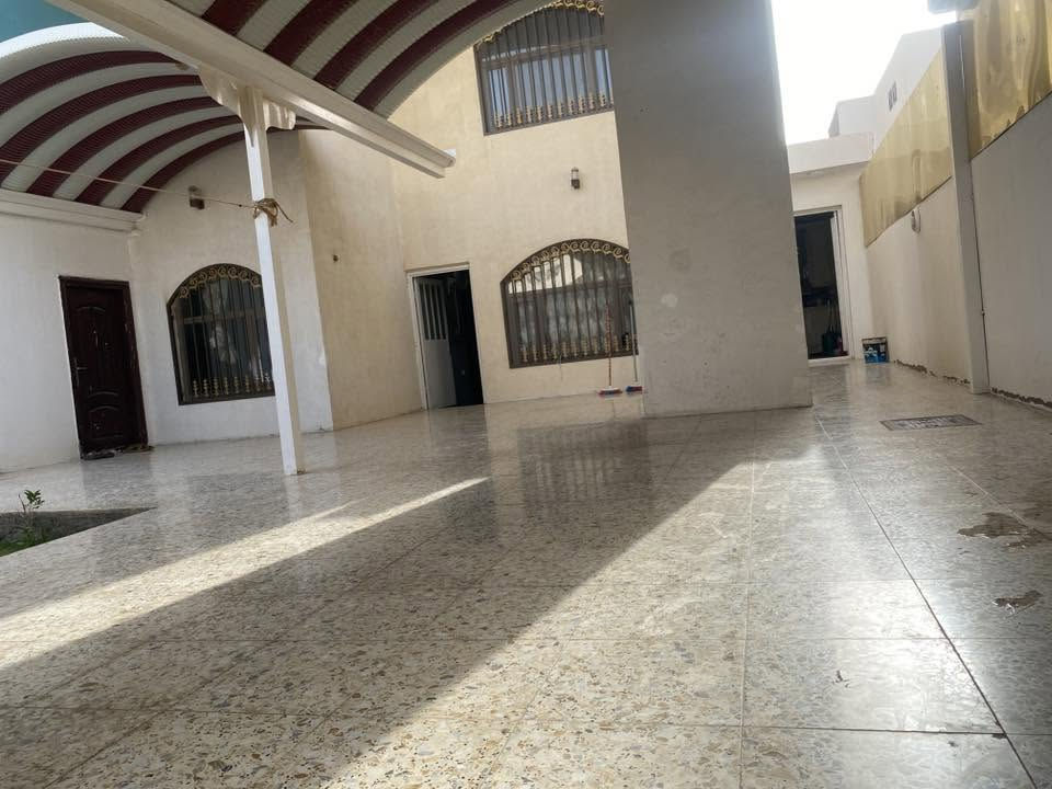 بسم الله (الهم صليِ على محمد وال محمد )
دار للبيع في مجمع الاميرات القديمه تأريخ السكن ٢٠٢١ مساحه ٣٠٠متر بلوك السابع الدار الخامس(5-A7) #سند حر دار مامطلوب سند حر يحتوي على اربع غرف واحدة في الطابق الارضيه وثلاثه في الطابق الاول واحدى الغرف نضام سويت حديث 
وفي الارضي مطبخ حار+بارد  
حمامات عدد ثلاثه في المنزل  
مع استقبال وwc 
المواصفات والإضافات 
١-صبغ عام گل البيت 
جمسبم بور كل البيت 
جبهات حمايه للشبابيك والتهويه لكل البيت
حديقه ٧في٤ مثيله 
مطبخ حار كبير جدا سقفه صب كونكريت متصل مع هيكل المنزل وحجمه على عرض المساحه الخلفيه 
الارضيه گاشي للحوش والمطبخ الحار والمكشوفه  الخلفيه 
گي سبان مع تعليه للحيطان 
اكرر البيت سند حر غير مطلوب 
للأستفسار المراسله او الاتصال على الرقم التالي   
*********** واتساب 
السعر 300
