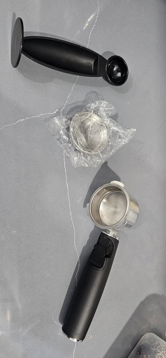 جهاز صنع قهوة او محضرة قهوة 
جديدة جدا استعمال قليل 
ماركة امبلوم 
 غراضها كاملة وجديدة
تصنع عدة انواع 
مكاني بغداد الشعب شارع عدن 
السعر ١٥٠ الف 
***********
