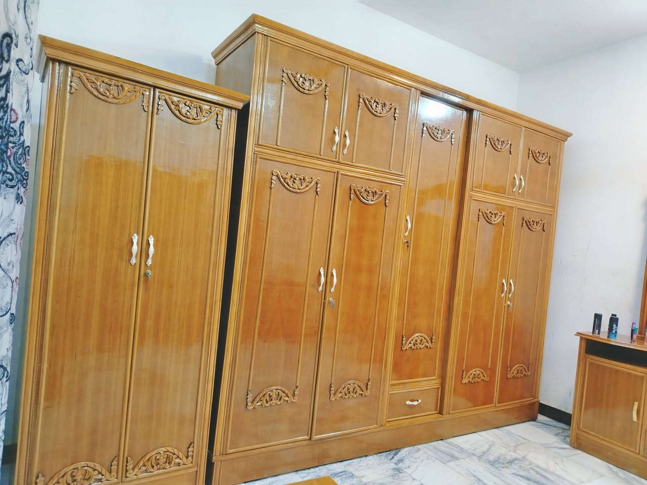 غرفة نوم تسكام صاج داخل وخارج شغل ثقيل ضهر جرجوبه خمسه ملم استعمال قليل مابيها اي ضرر. اخت الجديد مكفوله من الشخط تكمه الواقع احله من الصور العنوان حلة حي الجزائر ***********.   ***********
