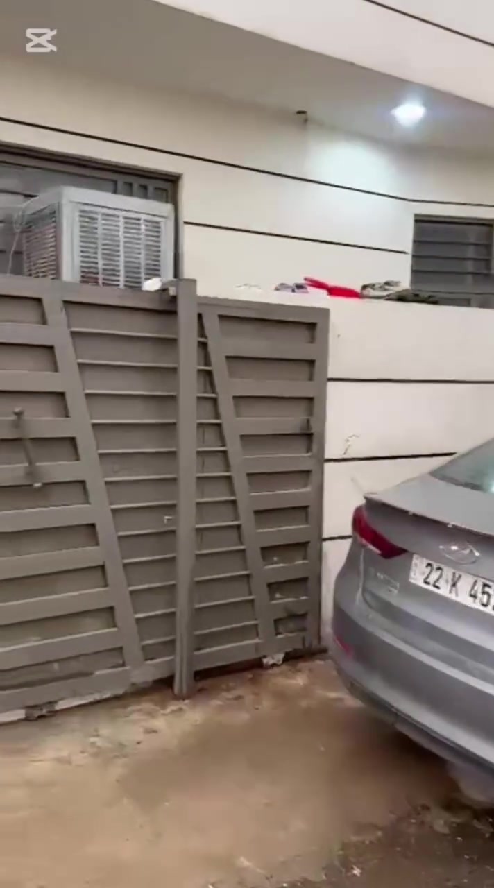 ✨ منزل للبيع في المدائن ✨
​📣 فرصة مميزة لامتلاك منزل جاهز للسكن في موقع ممتاز! 🏡👇
​📌 المواصفات والتفاصيل:
​📐 المساحة: 100 متر مربع.
​🛠️ الخدمات: كاملة وجاهزة بالكامل (ماء، كهرباء، وبنى تحتية) ⚡💧.
​🚪 التقسيم الداخلي للمنزل:
​🛏️ غرف نوم عدد (2).
​🛋️ صالة داخلية واسعة للمعيشة.
​🚪 غرفة استقبال خاصة بالضيوف.
​🍳 مطبخ مجهز.
​🚿 حمام (مجموع صحية كاملة).
​📍 الموقع:
​🗺️ المدائن - شارع النهر.
​🛣️ الميزة: موقع قريب جداً من الخدمات والشارع العام (يبعد 100 متر تقريباً فقط) 🚶‍♂️🚗.
​📞 للاستفسار ومزيد من المعلومات:
للتواصل والمعاينة، يرجى الاتصال مباشرة على الرقم التالي:
☎️ ***********
