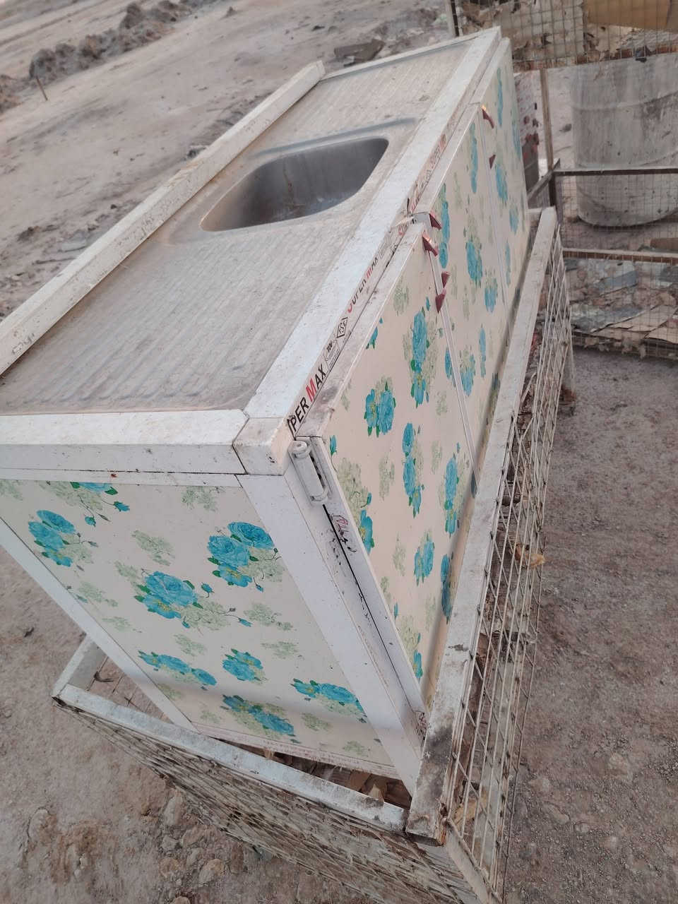 غراض محل دجاج للبيع
0781 149 1467
