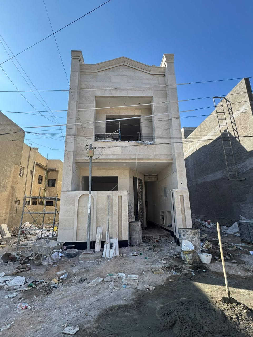 السلام عليكم
دار للبيع 100م 20x5 متر 
ثلاث طوابق يحتوي على (4نوم كبيره )

نوكراج وصالة و ومناور عدد(1) وصحيات عدد(3)و بلكونة و بيتونه طابق الثالث وسطح 
امامي وخلفي البيت بناء حديث 2025زيرو  غير 
مسكون. البيت نضام كامرات و ستلايت و نضام سبالت دفن 

الألمنيوم تركي مقطع ثقيل
البيت بناء درجه اولى 
مستقل غير مشترك 
ديكور جبس بورد الصاله 
مغاسل ديكور كاونتر تركي 
(بغداد حي الجهاد منطقة المخابرات مربع 300خلف جامع محمد رسول الله )

استفسار اتصال او (متوفر واتساب)
      ***********
