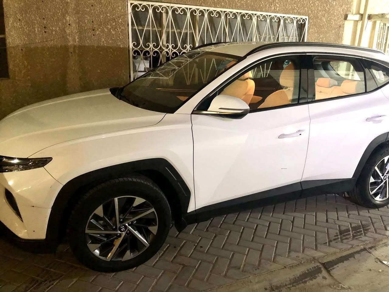 السلام عليكم 
توكسان خليجي 2024 بغداد باسمي 
فول مواصفات عدا البانوراما ماشيه 44 الف
بيه بارد باب السايق وشخط باب خلفي موضحه بالصور
السعر 218$
العنوان:بغداد/ الاعظمية 
للاستفسار :***********
