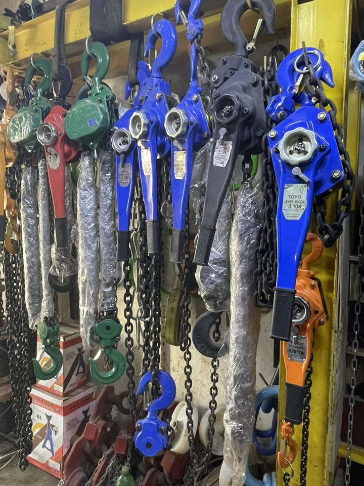 محلات الميناء  Harbor Shops🏗️⛓️
يتوفر جميع ادوات الرفع والسحب 

زنجيل رباعي -قايش سحب ورفع -بكرات يدويه-ماسكات حديد -زناجيل فولاذ -سكرو سحب - ريجر-راجز حبل-راجز بومة -
وجميع انواع الادوات 🛠️

🏗️ ضمان وجوده ممتازه
🏗️اخصاص ادوات الرفع والسحب 
🏗️توصيل جميع محافظات العراق 5 الاف توصيل سريع🚚
☎️***********
📍بغداد باب الشيخ 
👤مصطفى
