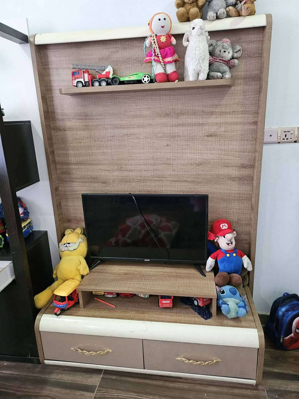 غرفه نوم
جرباية نفر ونص عدد اثنين مع فرشه
بوفيه 
كنتور 
جررات عدد ثنين 
مع ميز تلفزبون 
سعر 570 الف 
تواصل ***********
