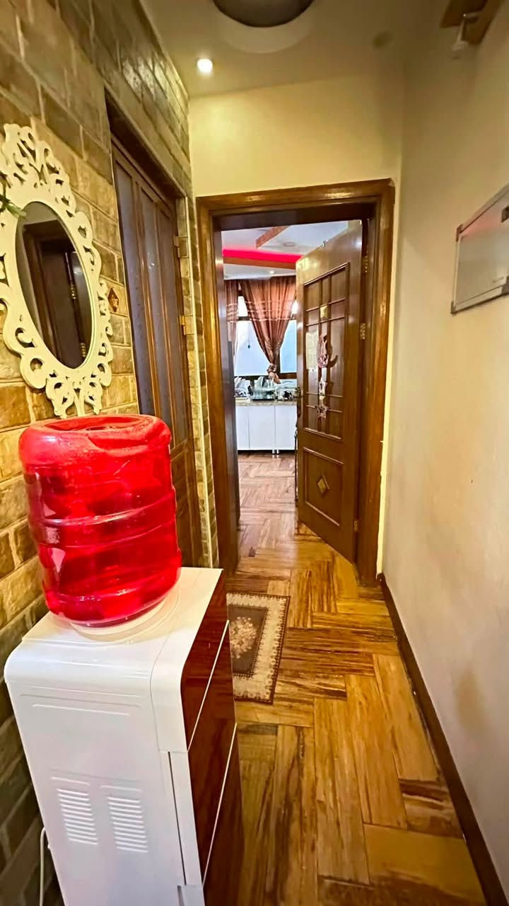 دار زنجيل للايجار مساحته 150 متر في زيونه محله 716 مربع سكني هادئ

▪️ يحتوي على استقبال وصالة ومطبخ وخمس غرف نوم مع خدمات أربعة ماعدا الخارجية وسطوح امامي وخلفي وبالكونات أمامية وخلفية والطابق الاخير بيه مخازن ومكان للغسيل والبيت نظيف جدا

▪️ إيجار شركات او استثمار او عائلة مرتبة
▪️ الابجار بدون اثاث فارغ
▪️ بناء حديث
▪️ مجموع غرف النوم 5

✅ لمعرفة السعر : اكتب تم بالتعليقات يتم الرد عليك خاص تلقائي

#انسب_سعر_تلكونة_يم_مكتبنه_حصرا
_______________________

اعرض_عقارك_يم_مكتب_مجاز_رسميا

◾نقدم لكم خدمات عقارية متكاملة  :

▪️نجد لك عقار يلبي كل احتياجاتك .
▪️نبيع عقارك باسرع وقت ممكن .
▪️نقدم لك موقع عقاري متكامل ( العقاري سيف العامري ) .

◾تابع صفحاتنا لتصلك كل عروضنا الجديدة 

✨ اختار الصح .. وخليك ويا #العقاري_سيف  ✨ 

◾عنوان المكتب/ زيونه / محله 710 / شارع مدرسة بدر الكبرى / قرب اسواق زينيا / مقابل مركز النجده

◾للطلب و الاستفسار تواصلو معنا عبر الارقام الاتية :

⬅️ ***********  يوجد واتس 📞  مهندس سيف 
⬅️ *********** يوجد واتس 📞  ابو عبدالله

#بيع_شراء_ايجار_مشاريع_استثمارات📍
#استثماربناء_تعقيب_ترميم_تثمين_دورسكنيه_عمارات_محال_تجاريه_استثمار_اراضي_بغداد_زيونه_الغدير

